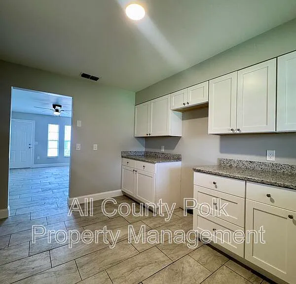 1138 W Sycamore St — Photo 6