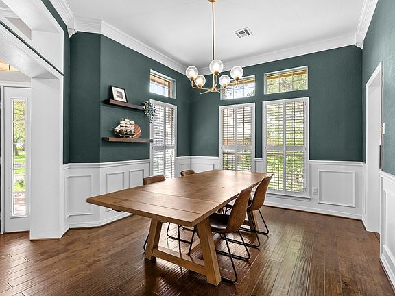 4th image of 901 Steamboat Cir