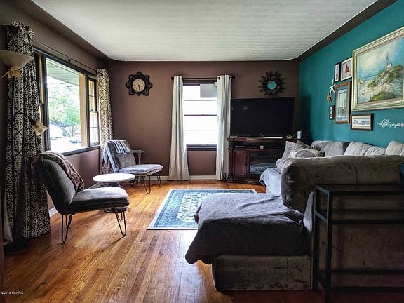 4th image of 1457 Meadowlane Dr SE
