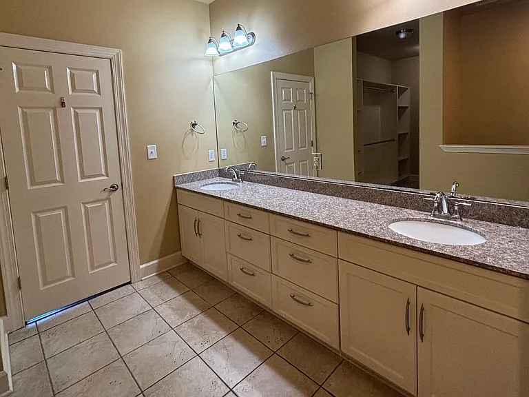 Renaissance Pointe Parkland Heights — Photo 44