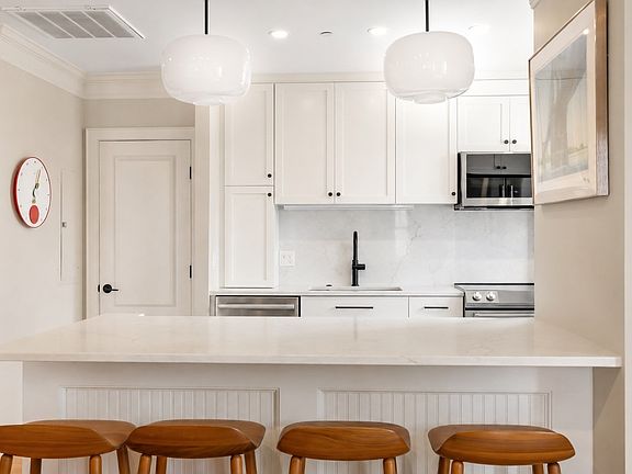 4th image of 75 Clarendon St APT 602