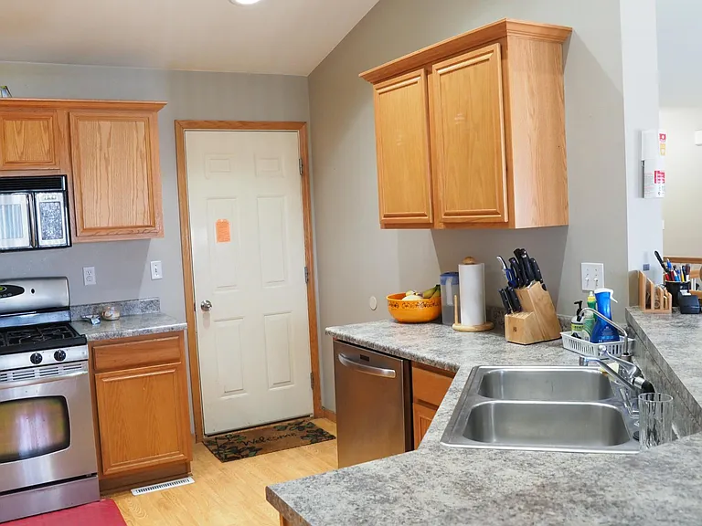 170 Grand Ave — Photo 7