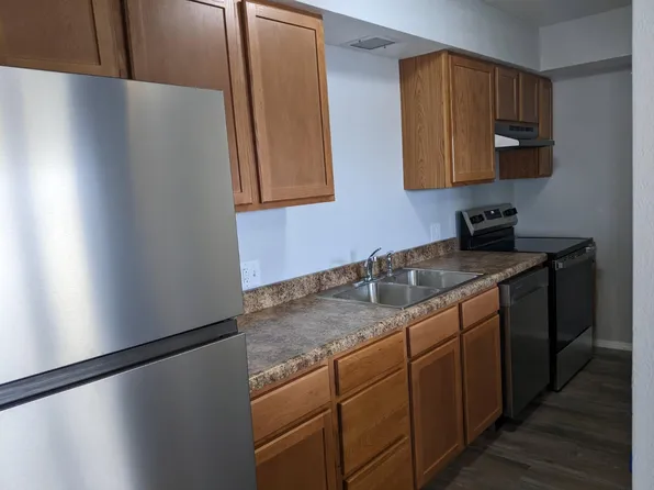 8 Rosewood Ln, Pekin, IL 61554