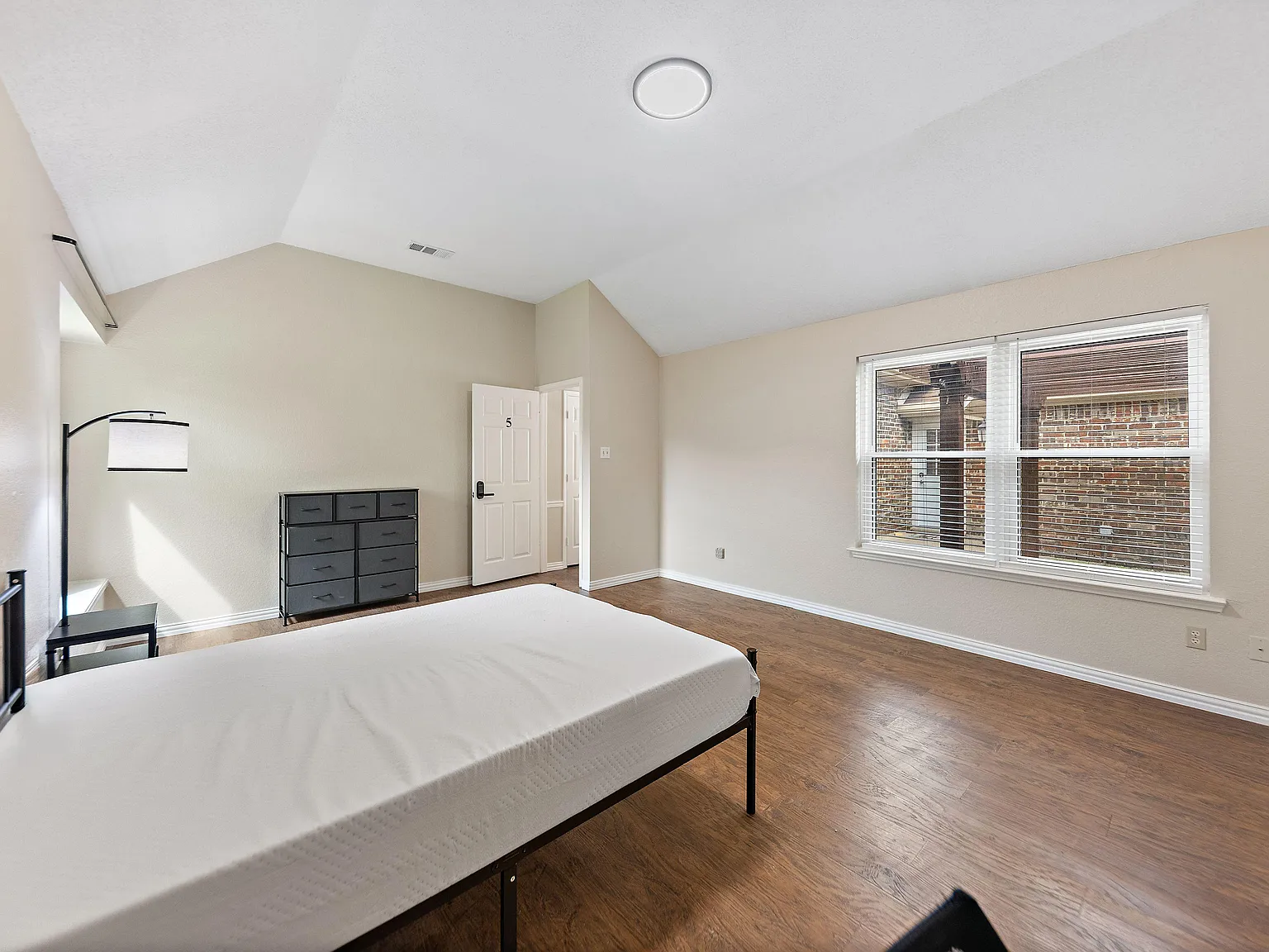 4 bed, 3.0 bath, 2405 sqft, $1,274 — Photo 1