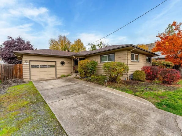 744 NE Savage St, Grants Pass, OR 97526