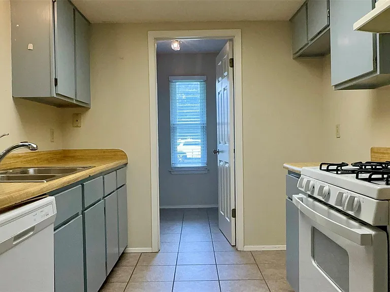 1213 Kenyon Dr — Photo 6