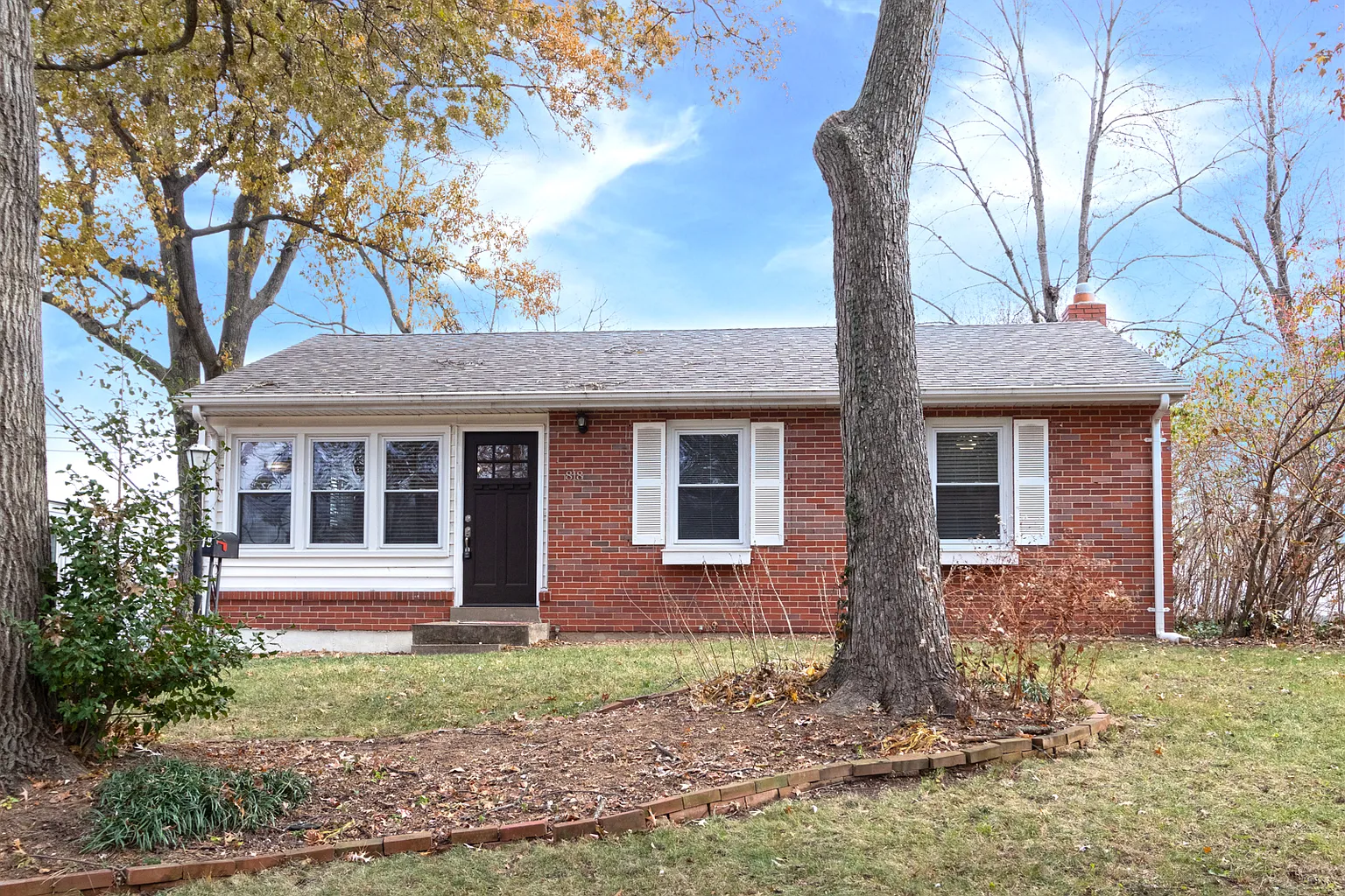 818 N Woodlawn Ave photo 1