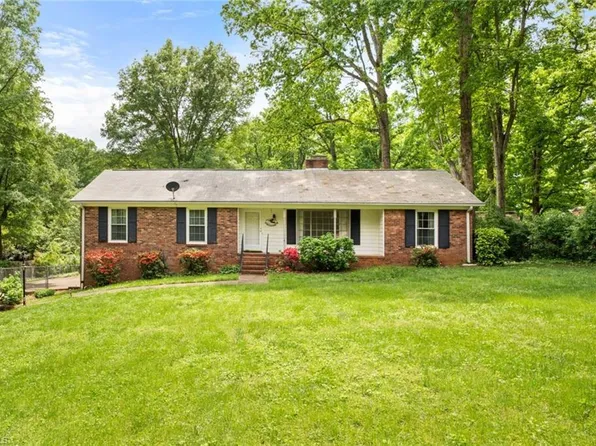 1010 Vienna Forest Dr, Pfafftown, NC 27040