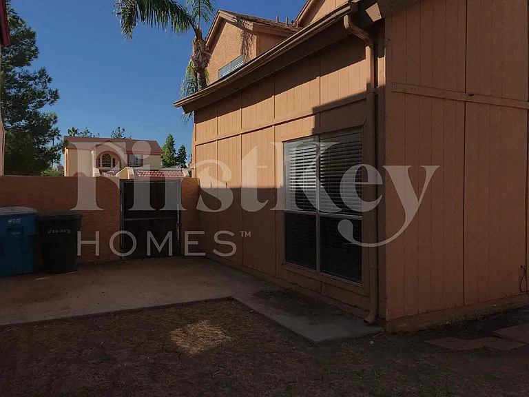 526 E Topeka Dr — Photo 23