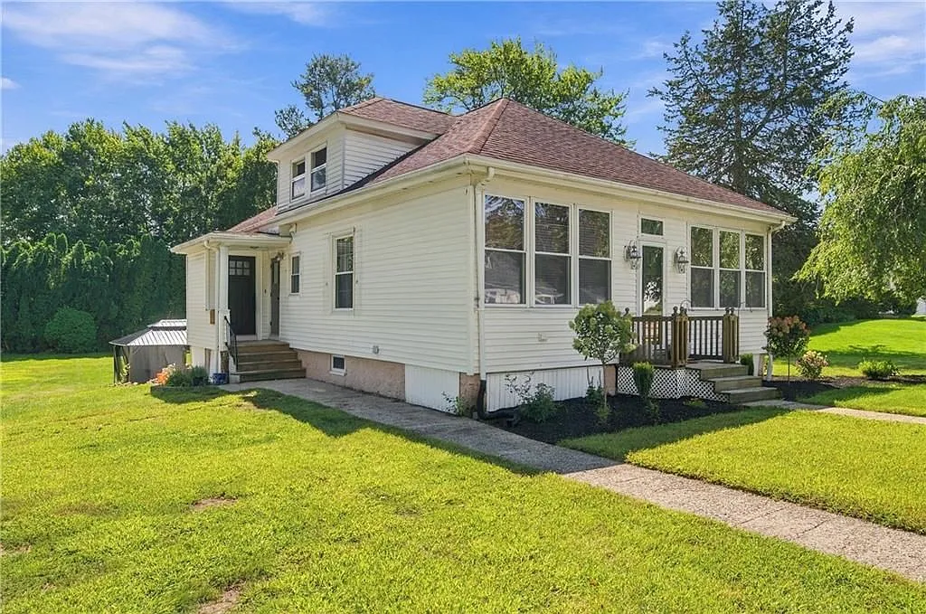 3 bed, 1.0 bath, 1073 sqft, $2,700 — Photo 3