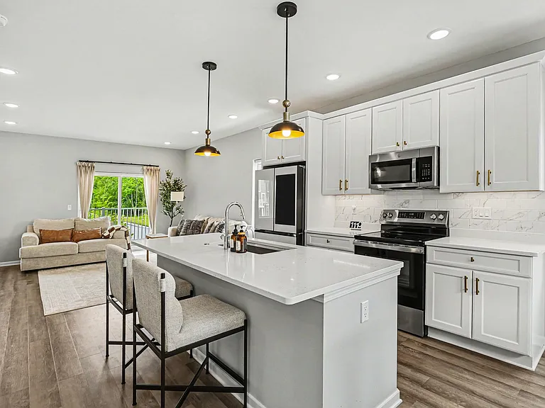 750 Huntley Ln — Photo 2