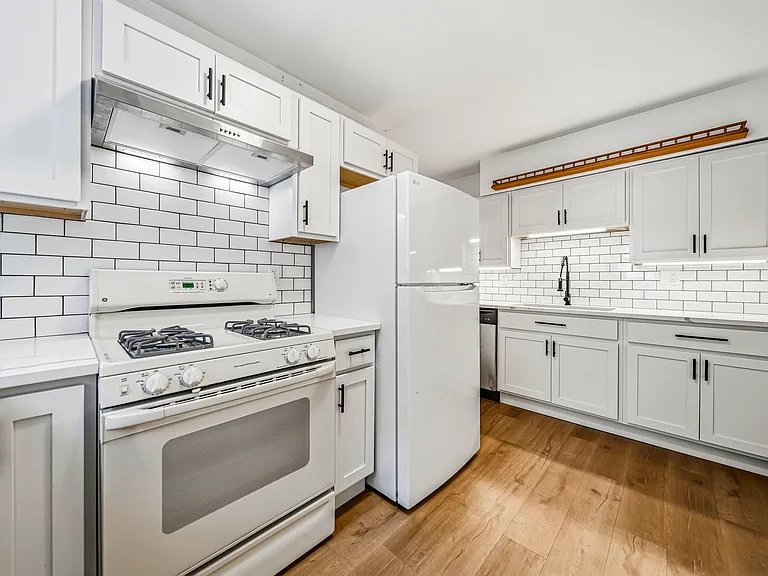 1307 Summit Dr — Photo 2
