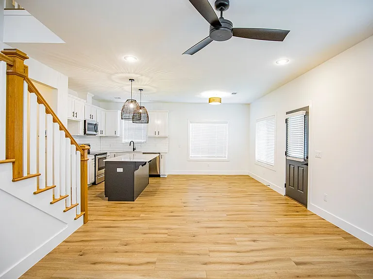 715 N Mount Olive St — Photo 4