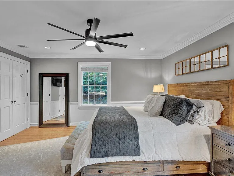 Master Bedroom, 3 roomy closets