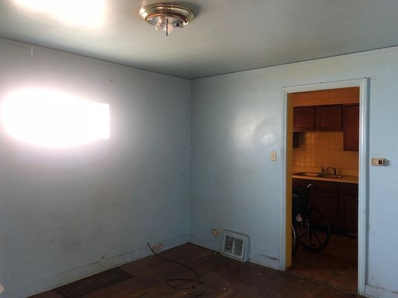 3rd image of 10019 S Paxton Ave