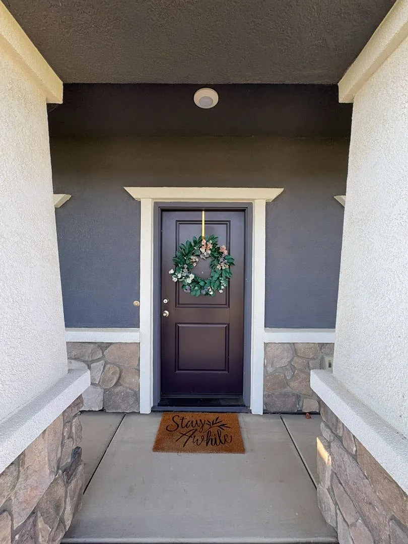 Newer 3 Bed 2.5 Bath Two-Story Home — Photo 2