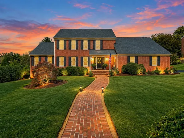 1636 Summit Dr, Waynesboro, VA 22980