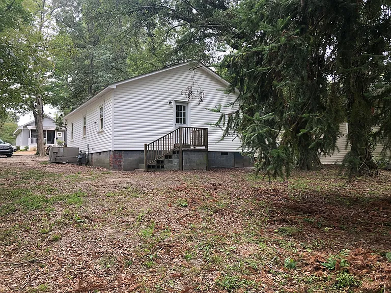 Nice rear yard