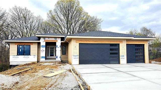 1st image of 900 Foxglove Ln