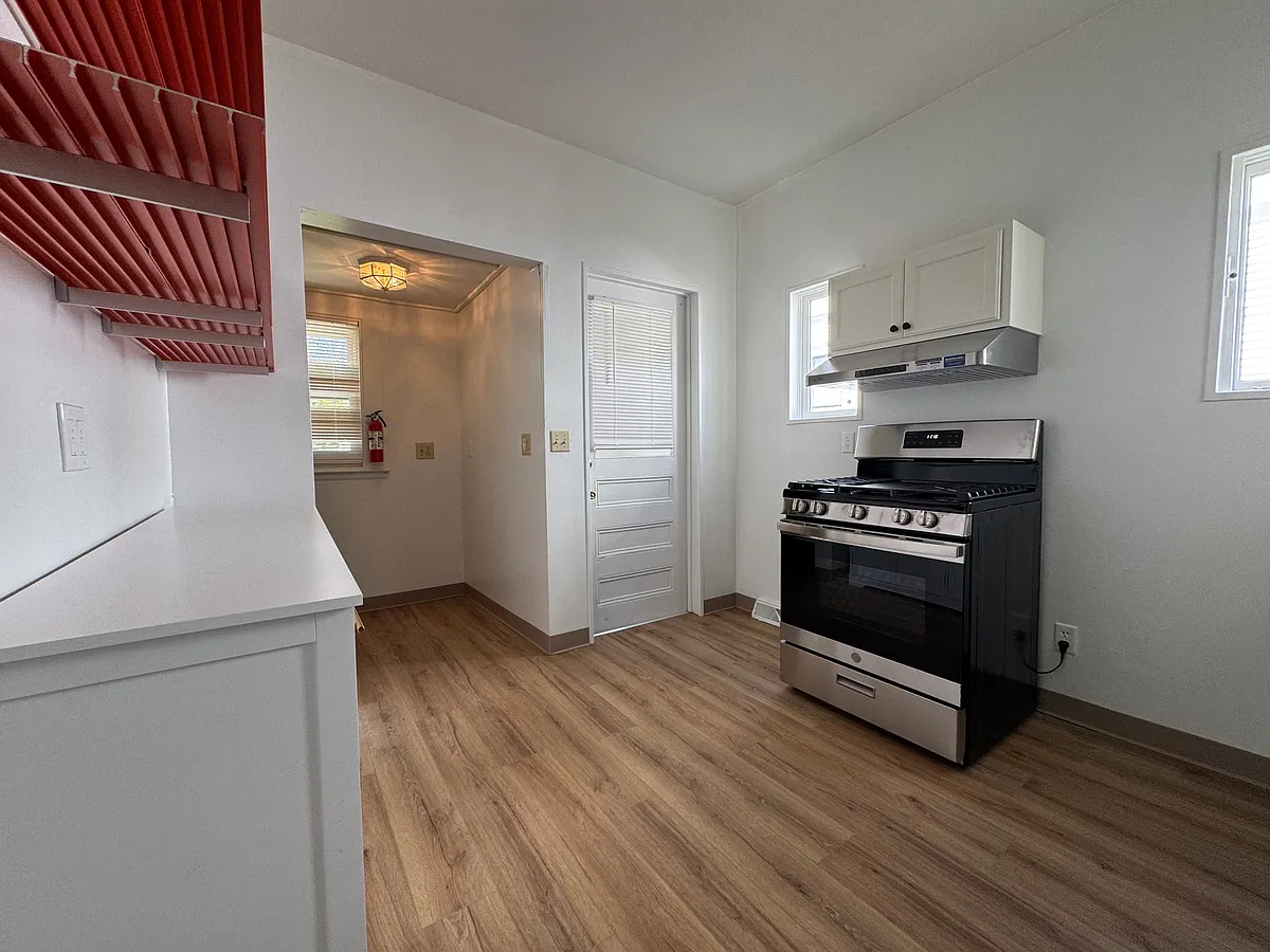 Building Photo - 130 Roosevelt Ave #5