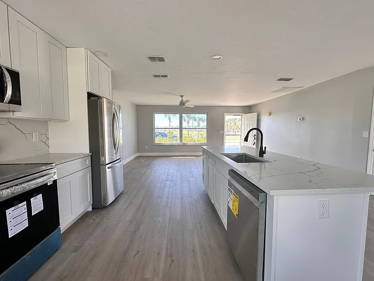 4005 SW 2nd Pl — Photo 2