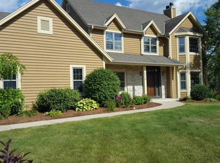 226 Zeck Ct, Dousman, WI 53118