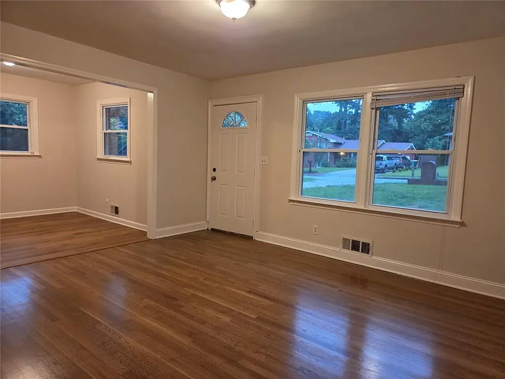 4 bed, 1.5 bath, 1083 sqft, $1,700 — Photo 2