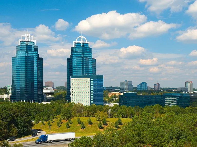 Windsor Peachtree Corners is 10 minutes away from Perimeter Center.