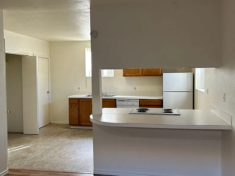 1415 W Yakima Ave — Photo 3
