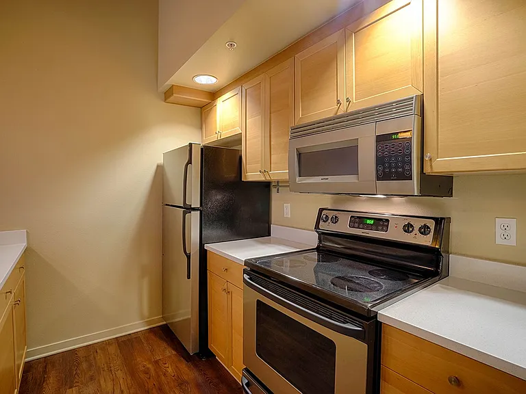 Saxe Apartments — Photo 35