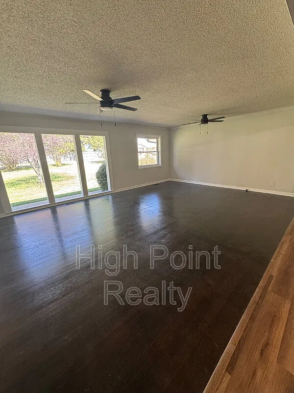 3 bed, 2.0 bath, 1987 sqft, $2,400 — Photo 3