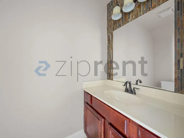 1418 Windsor St #1418 — Photo 16