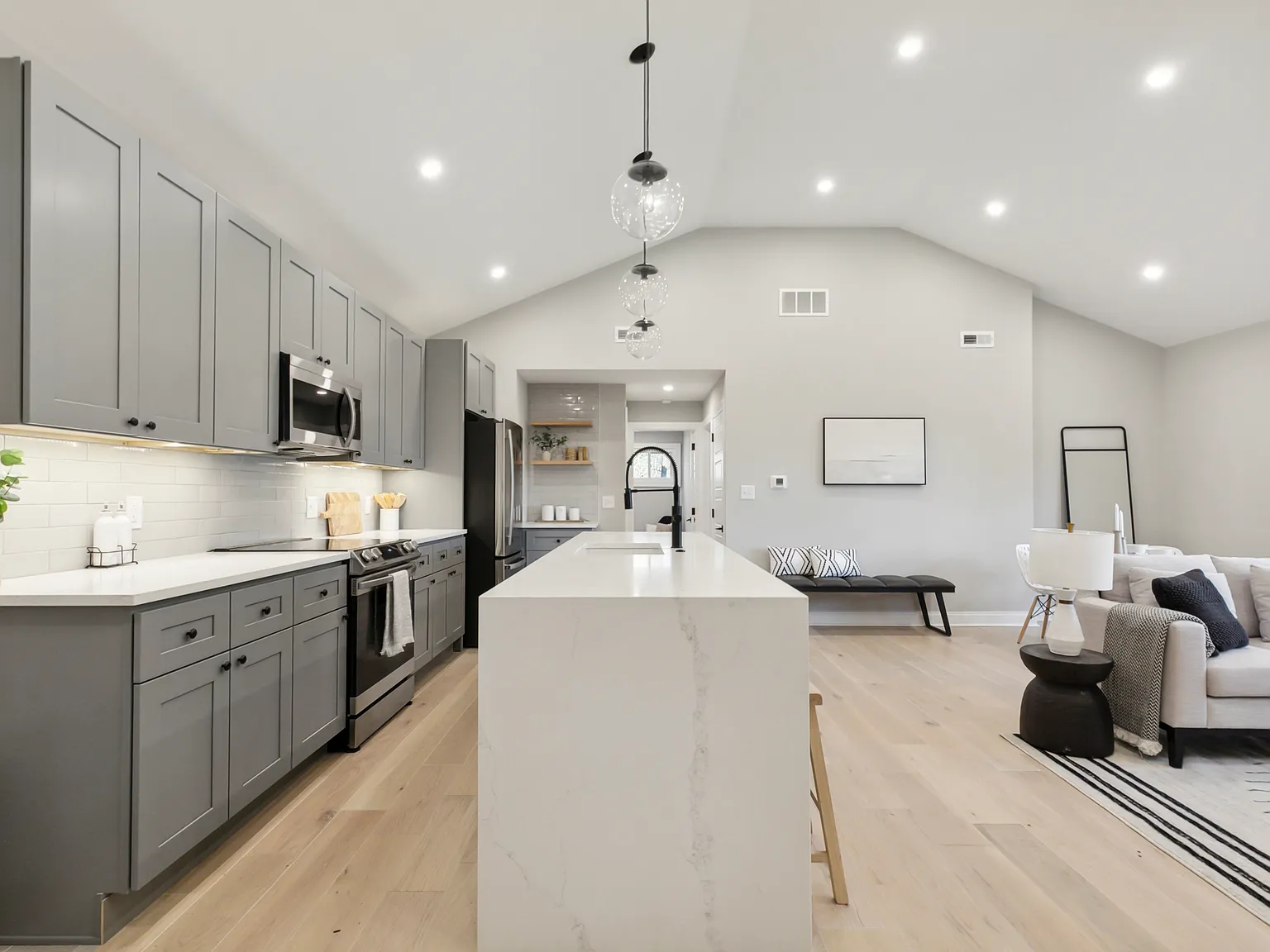 4 bed, 1684 sqft, $3,950 — Photo 4