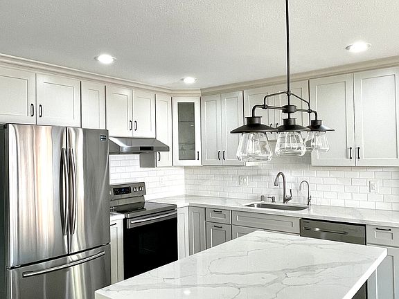 4th image of 4683 Mia Cir