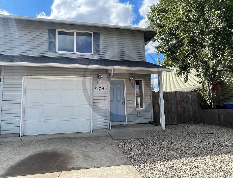 2nd image of 975 Charter Pl NE