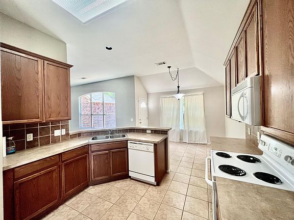 3rd image of 4030 Chinaberry Dr