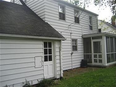 3rd image of 111 Lake Edge Dr