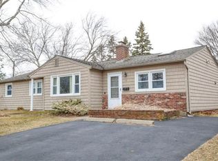 5 Metropolitan Dr, Warwick, RI 02886