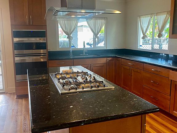 Kitchen/Island w/cooktop