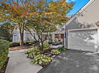 252 Laurel Ct, Whitehouse Station, NJ 08889