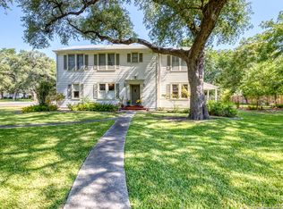 236 W Mesquite St, Uvalde, TX 78801
