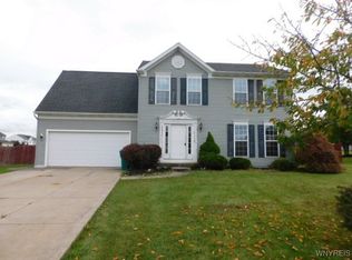 6401 Cherrywood Ln, Lockport, NY 14094