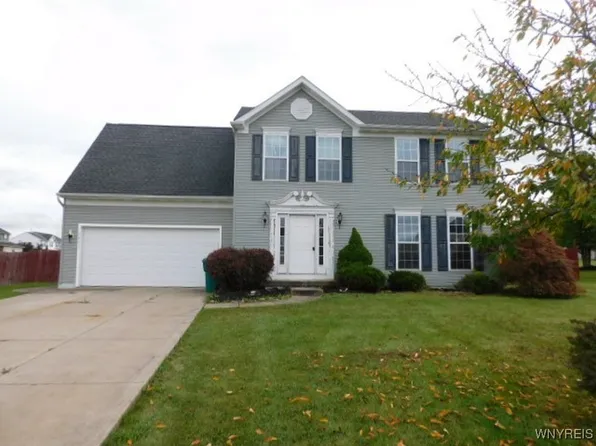 6401 Cherrywood Ln, Lockport, NY 14094