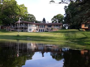 15489 Oak Dr, Spring Lake, MI 49456