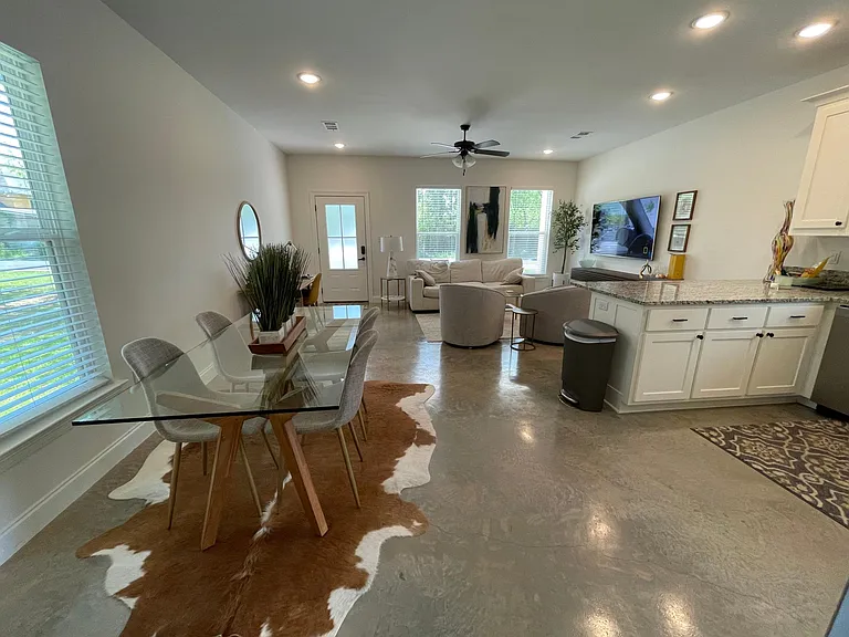 306 Phoenix Sq — Photo 8
