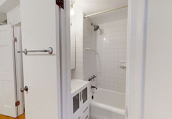 5th image of 321 E 43rd St APT 707