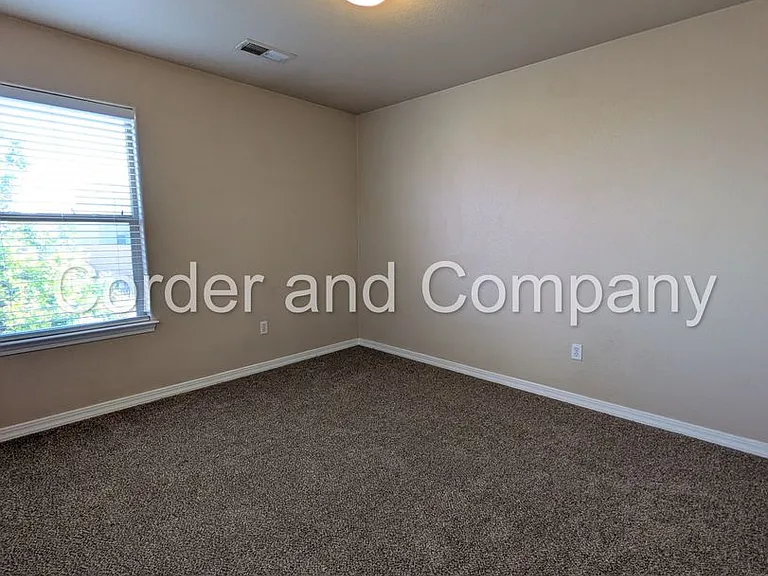 8827 Hampton Ave NE — Photo 18