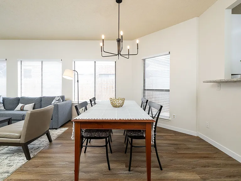 Dining area- seats 4