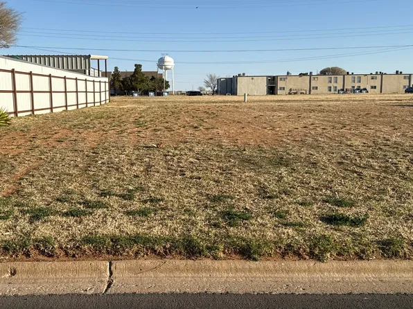 1312 Oxford St, Slaton, TX 79364