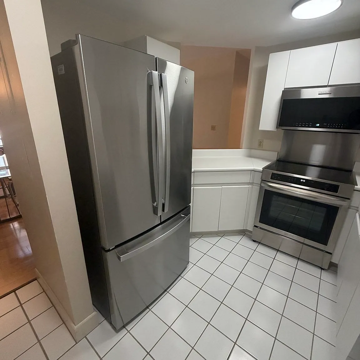 2 bed, 2.0 bath, 879 sqft, $4,000 — Photo 3